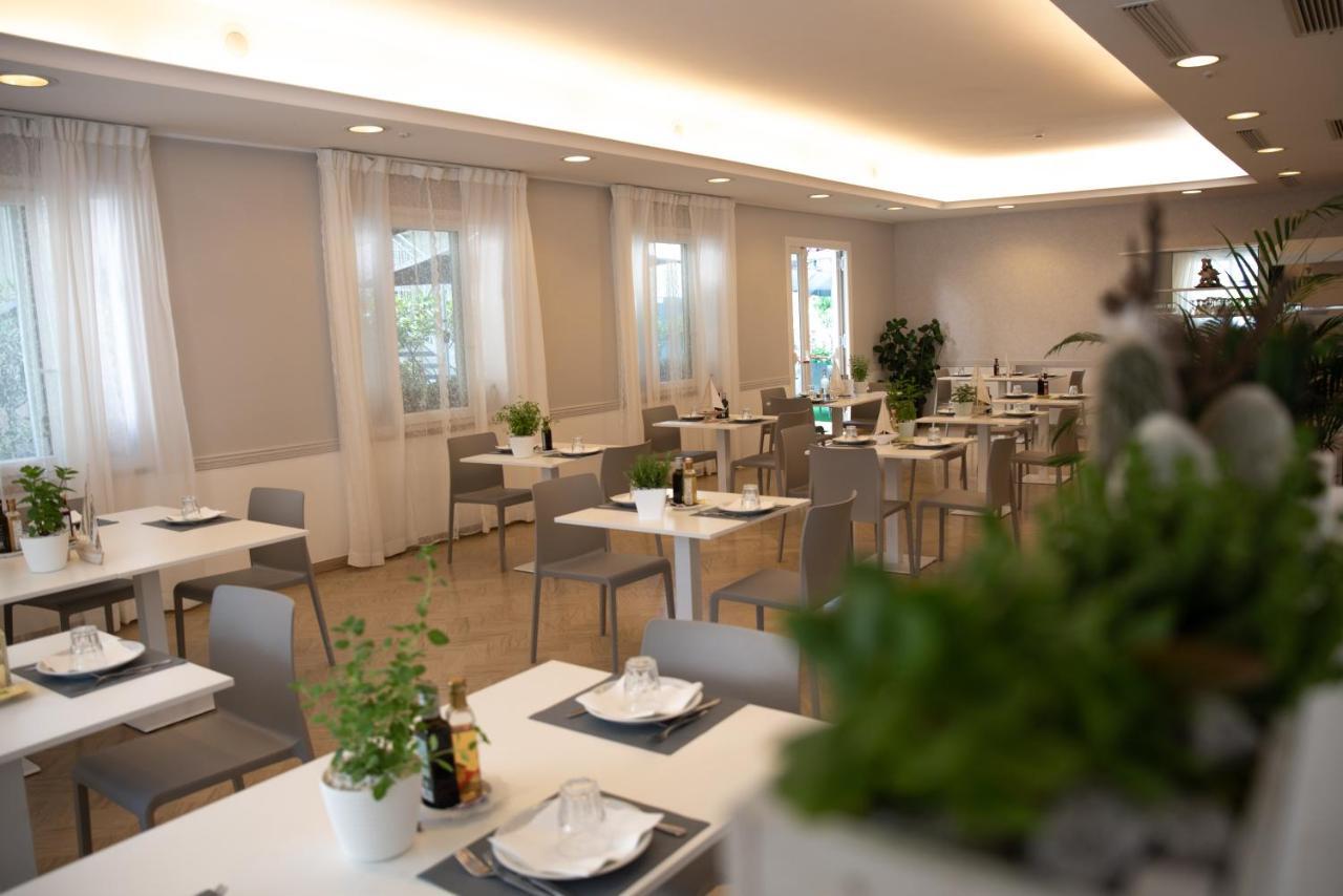 Hotel San Gottardo Riccione Exterior foto